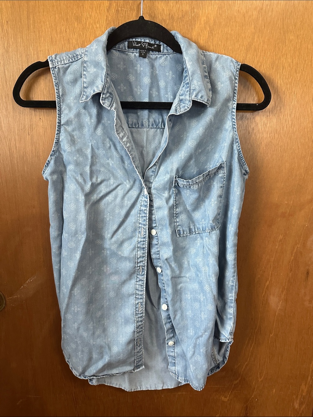 Velvet Heart Light Wash Denim Sleeveless Button-Down Top